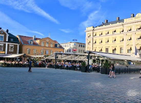 sweden/linkoping/landmark/folke-filbyter-statue