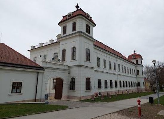 hungary/tatabanya/attraction/tata-esterhazy-kastely