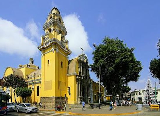 peru/andean-highlands/attraction/parroquia-la-santisima-cruz