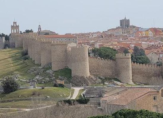 spain/avila/attraction/cuatro-postes-lookout-viewpoint-of-avila