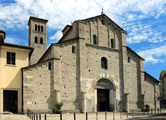 italy/milan/attraction/basilica-of-saint-abundius-como-italy