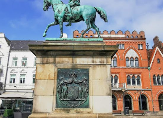 denmark/esbjerg/landmark/christian-ix-statue-esbjerg