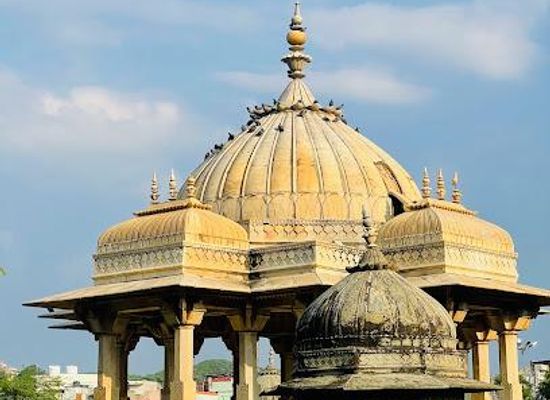 india/jaipur/attraction/maharaniyon-ki-chhatriyan