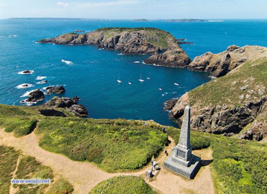 guernsey/pleinmont-point/attraction/pilcher-monument