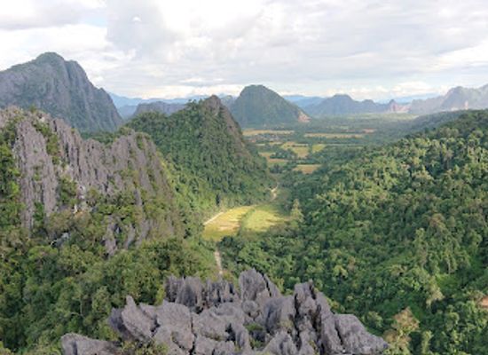 laos/vang-vieng-karst-landscape/attraction/phapoungkham-cave-and-viewpoint