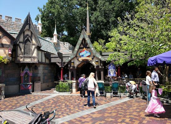 california/anaheim/disneyland-resort/attraction/meet-disney-princesses-at-royal-hall