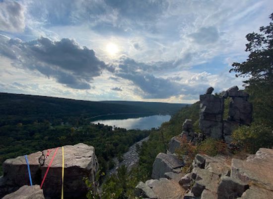wisconsin/devil-s-lake-state-park/attraction/devil-s-doorway-loop-trailhead