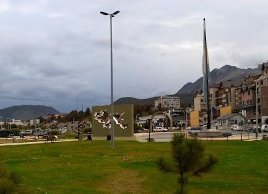 argentina/ushuaia/attraction/plaza-islands-malvinas