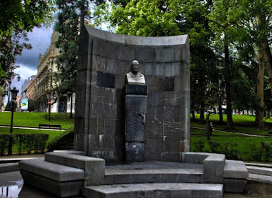 spain/oviedo/attraction/monument-to-leopoldo-alas