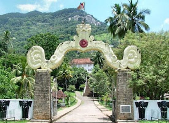 sri-lanka/matale-district/attraction/aluviharaya-rock-cave-temple