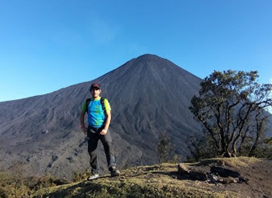 guatemala/pacaya-volcano/attraction/rios-de-lava-volcan-pacaya