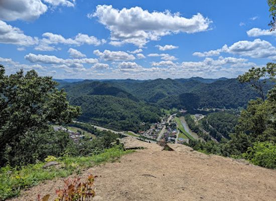 west-virginia/hatfield-mccoy-mountains/attraction/death-rock