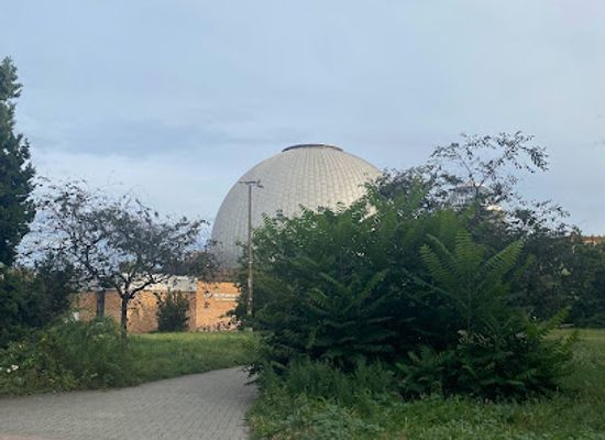 germany/berlin/prenzlauer-berg/attraction/sonnenuhr-am-zeiss-grossplanetarium