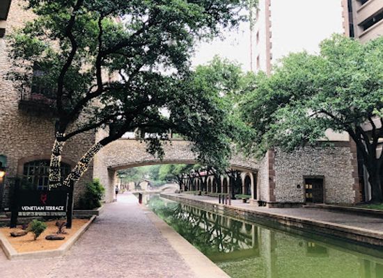 texas/irving/valley-ranch/attraction/mandalay-canal-walk-at-las-colinas