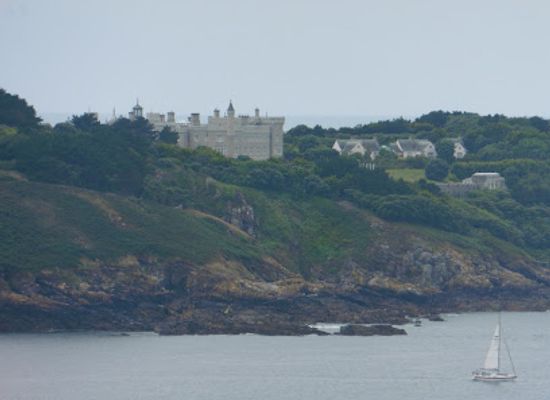 guernsey/brecqhou/attraction/residence-des-freres-barclay