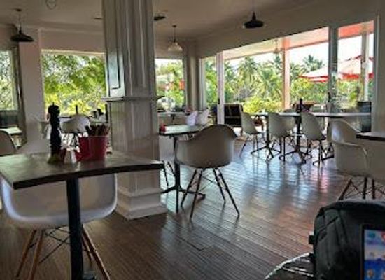 fiji/western-division/attraction/musket-cove-yacht-club-island-bar