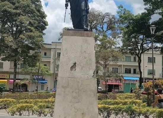colombia/armenia/attraction/bolivar-plaza