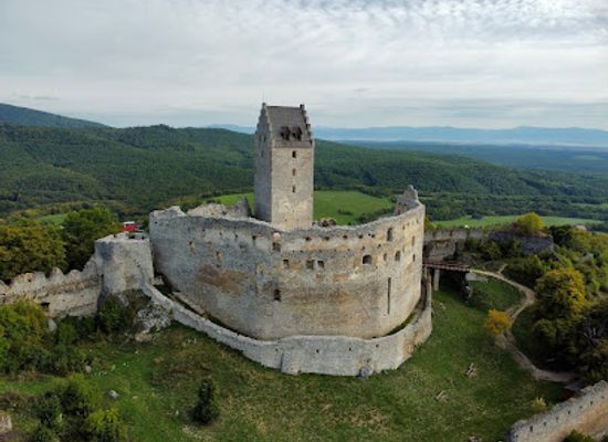 slovakia/trencin-region/attraction/topolcany-castle