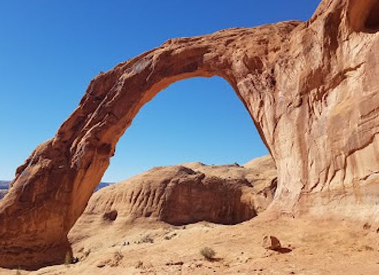 utah/canyonlands/attraction/bowtie-arch