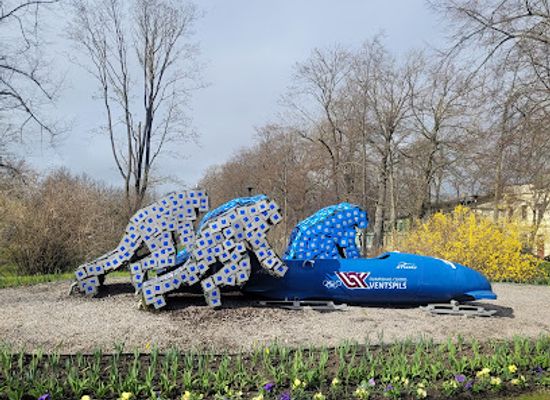 latvia/ventspils/attraction/bobsleigh-team-flower-sculpture