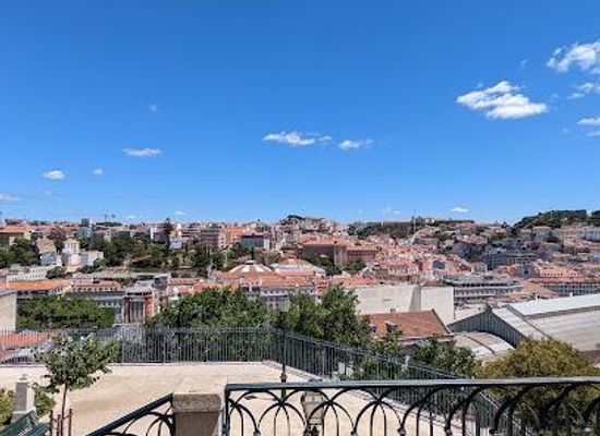 portugal/estremadura/attraction/miradouro-de-sao-pedro-de-alcantara