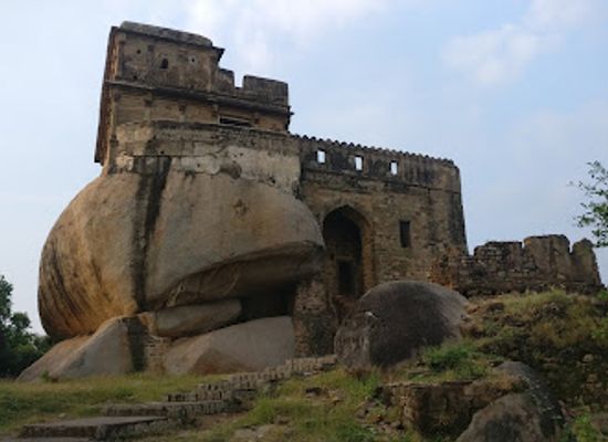 india/central-india/attraction/balancing-rock