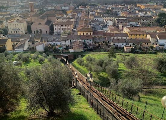 italy/tuscany/attraction/funicolare-di-certaldo