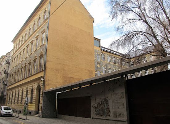 hungary/budapest/jewish-quarter/attraction/ghetto-memorial-wall