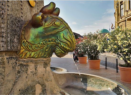 hungary/mecsek/attraction/zsolnay-fountain