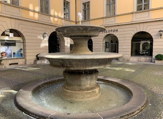 germany/munich/attraction/hofbrunnen