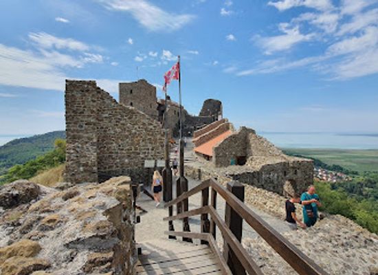 hungary/lake-balaton/attraction/szigliget