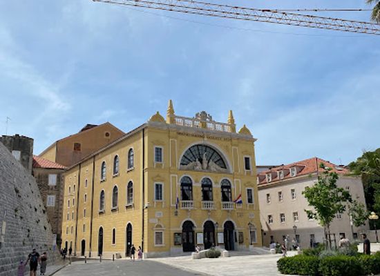 croatia/split/old-town/attraction/stray-cats-gathering