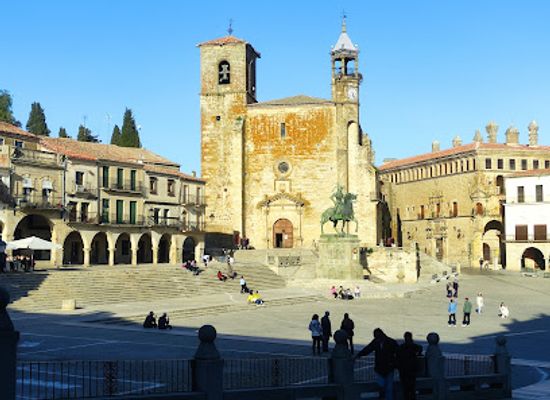portugal/estremadura/attraction/plaza-mayor-de-trujillo