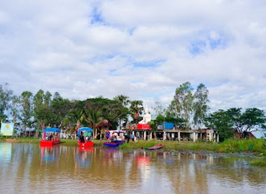 thailand/cardamom-mountains/attraction/red-lotus-lake-kumphawapi