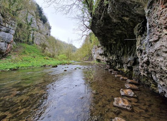 united-kingdom/peak-district/attraction/chee-dale-stepping-stones