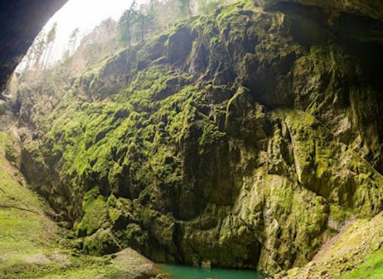czechia/ore-mountains/attraction/moravian-karst