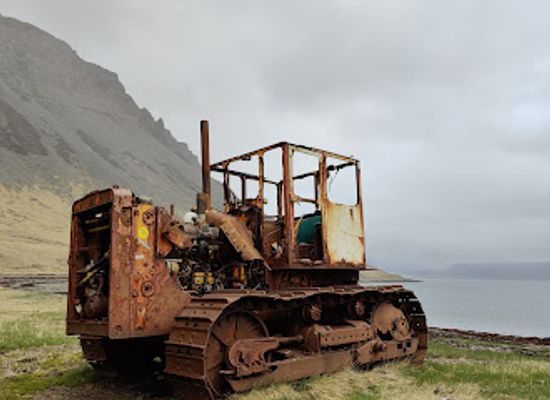iceland/westfjords/attraction/alte-kettenraupe