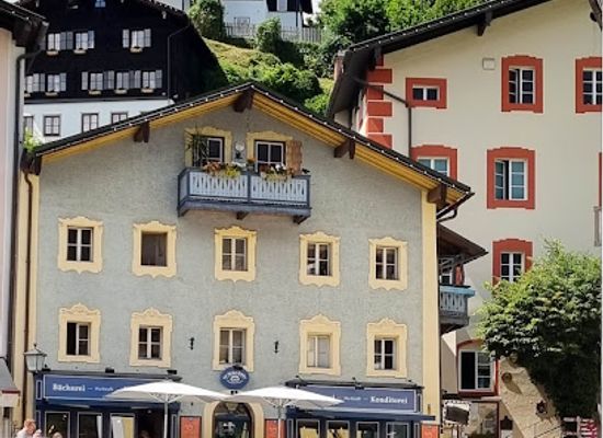 germany/altbayern/attraction/frau-kind-fisch-brunnen
