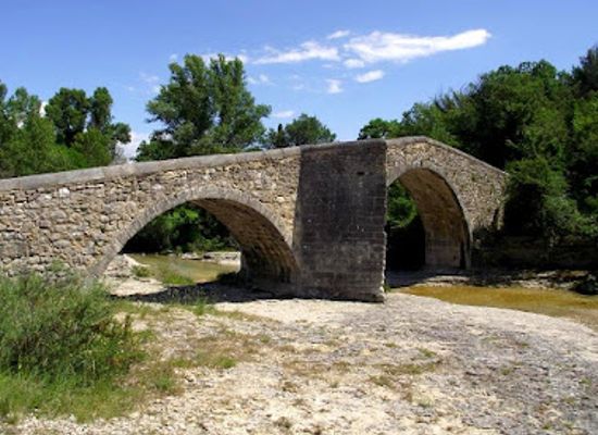 france/provence/attraction/pont-roman-de-mane