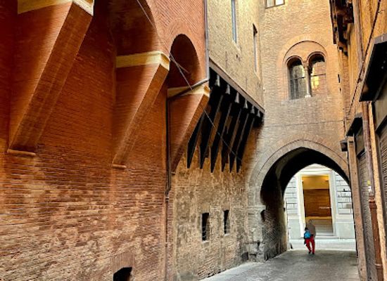 italy/emilia-romagna/attraction/via-de-foscherari