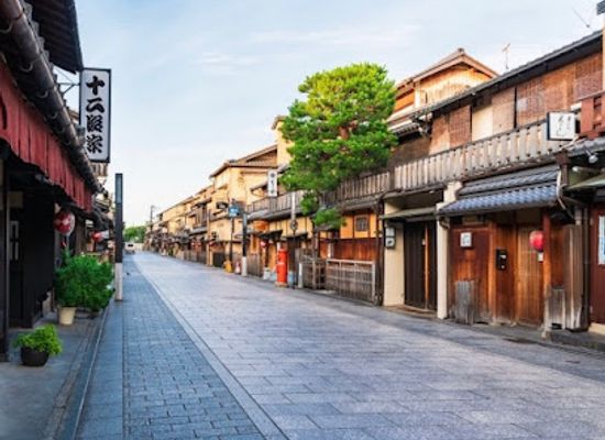 japan/kyoto/higashiyama/attraction/hanamikoji-street