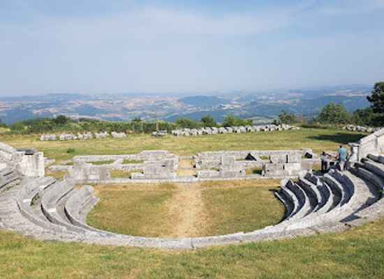 italy/sannio/attraction/teatro-sannita-pietrabbondante