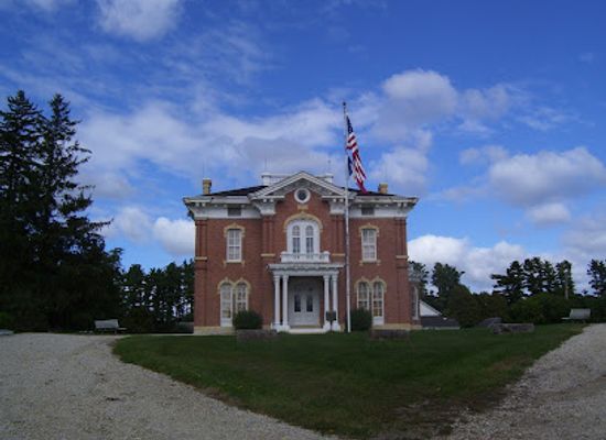 iowa/great-river-road/attraction/montauk-historic-site