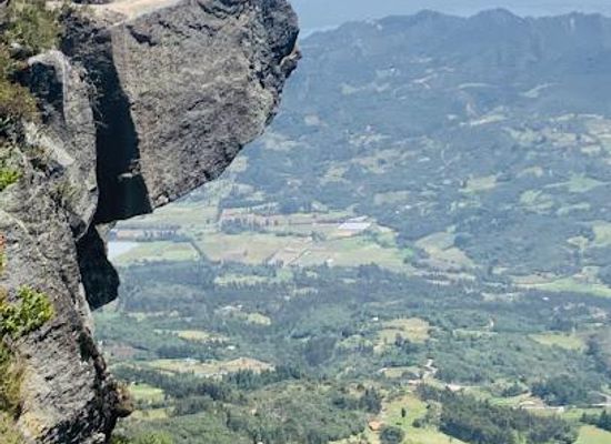 colombia/cundiboyacense-highlands/attraction/piedra-colgada-parque-ecoturistico