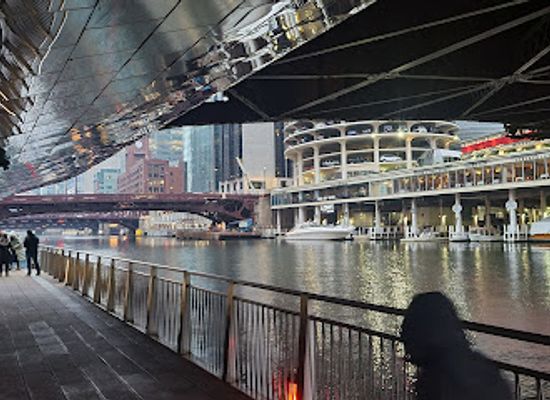 illinois/chicago/attraction/chicago-river-walk-at-state-st