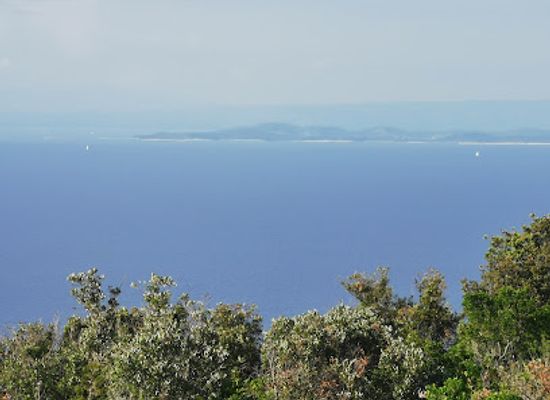 croatia/dalmatia/attraction/boj-pod-visom-kula-wellington-central-dalmatia-croatia-theme-trails