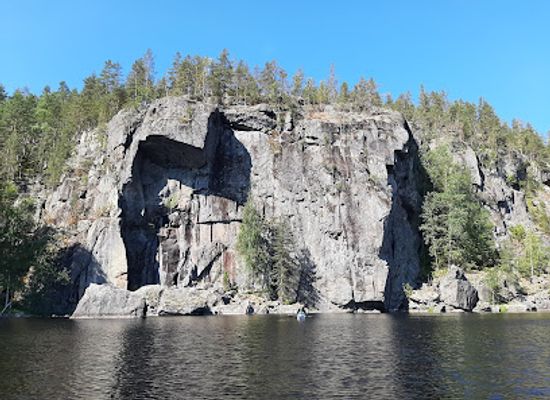 finland/north-karelia/attraction/saimaa-geopark-kaarnavuori-overhanging-cliff
