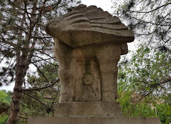 hungary/szekesfehervar/attraction/a-latomas-tehene-szobor