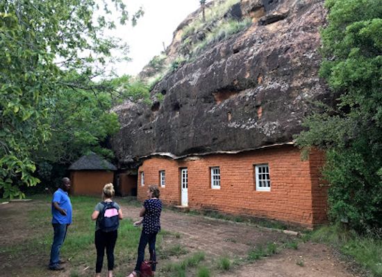 lesotho/mohale-s-hoek/attraction/masitise-cave-house-and-museum