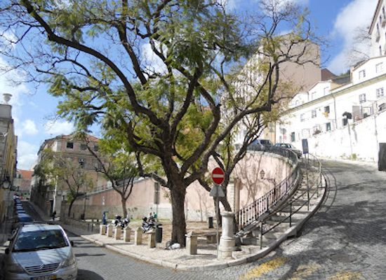 portugal/lisbon/alfama/attraction/chafariz-das-moiras